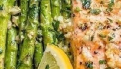 Baked Salmon in Foil with Asparagus and Garlic Lemon Butter Sauce